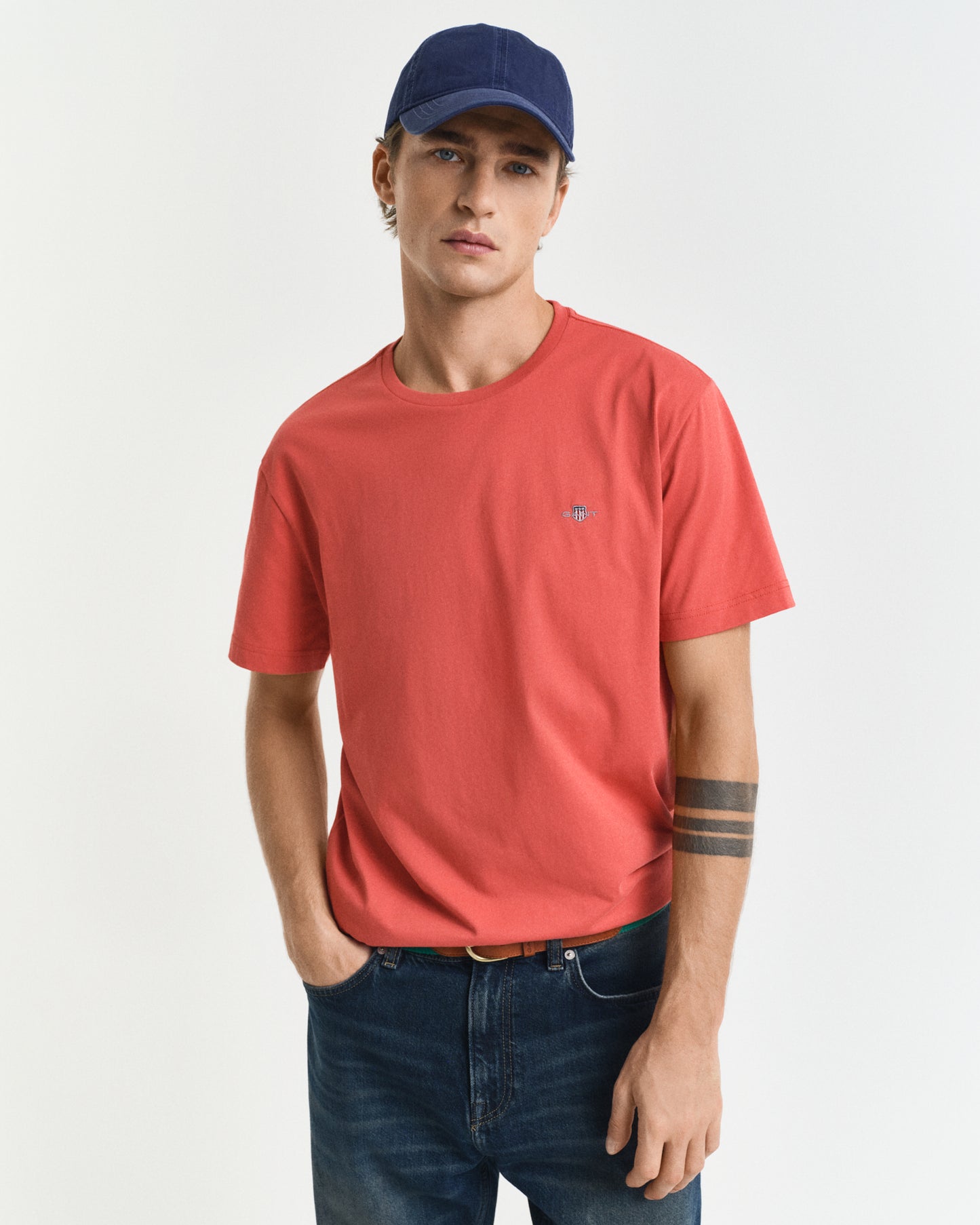BRICK RED, REG SHIELD SS T-SHIRT, FRONT-VIEW BY GANT AU.