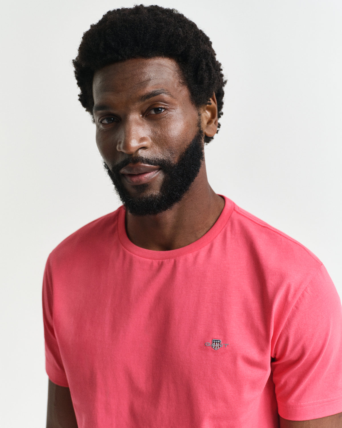 WATERMELON RED, REG SHIELD SS T-SHIRT, CLOSE-UP BY GANT AU.