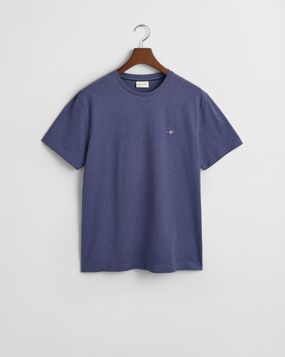 DK JEANSBLUE MELANGE, REG SHIELD SS T-SHIRT, FLAT-LAY BY GANT AU.