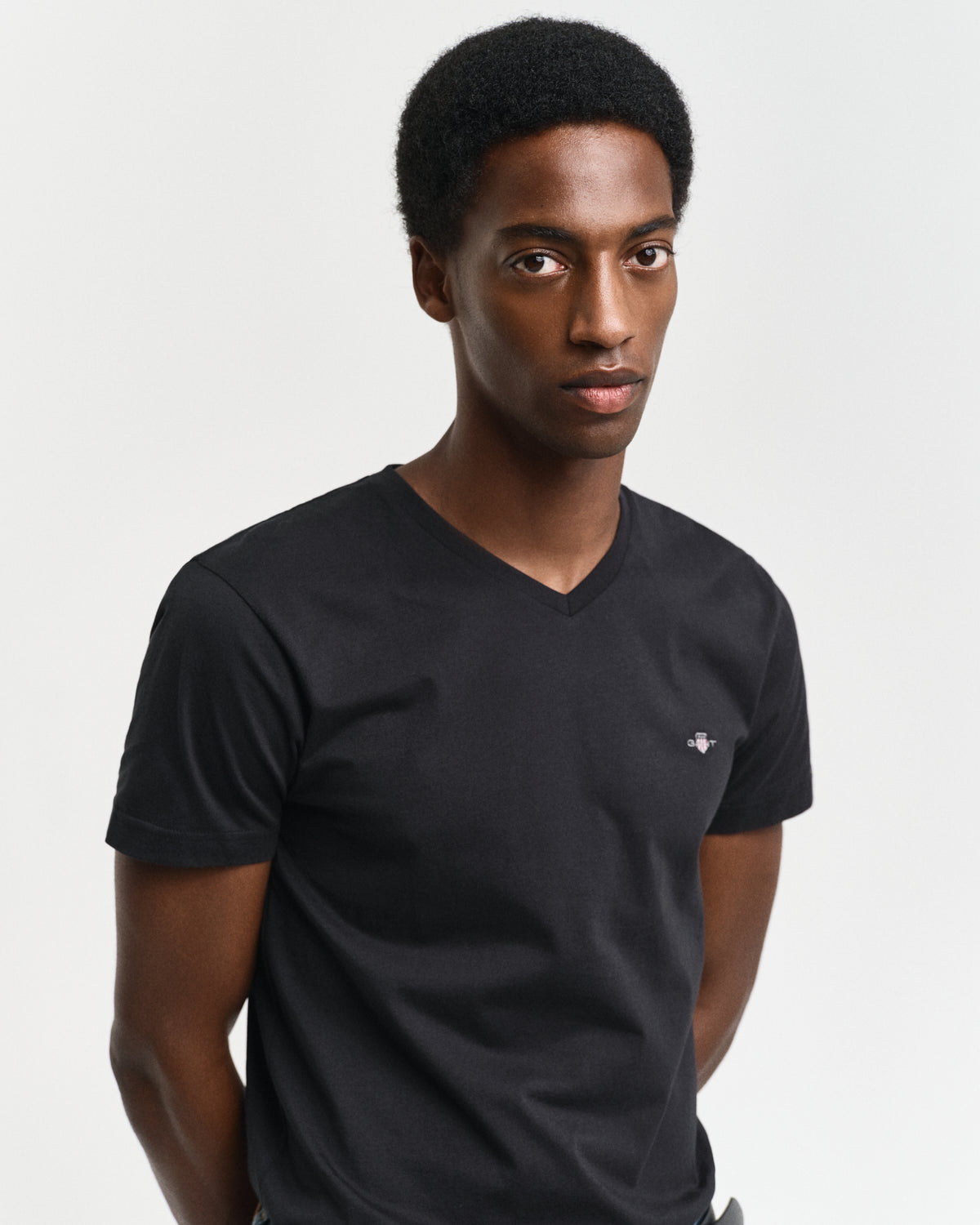 BLACK, SLIM SHIELD V-NECK T-SHIRT, CLOSE-UP BY GANT AU.