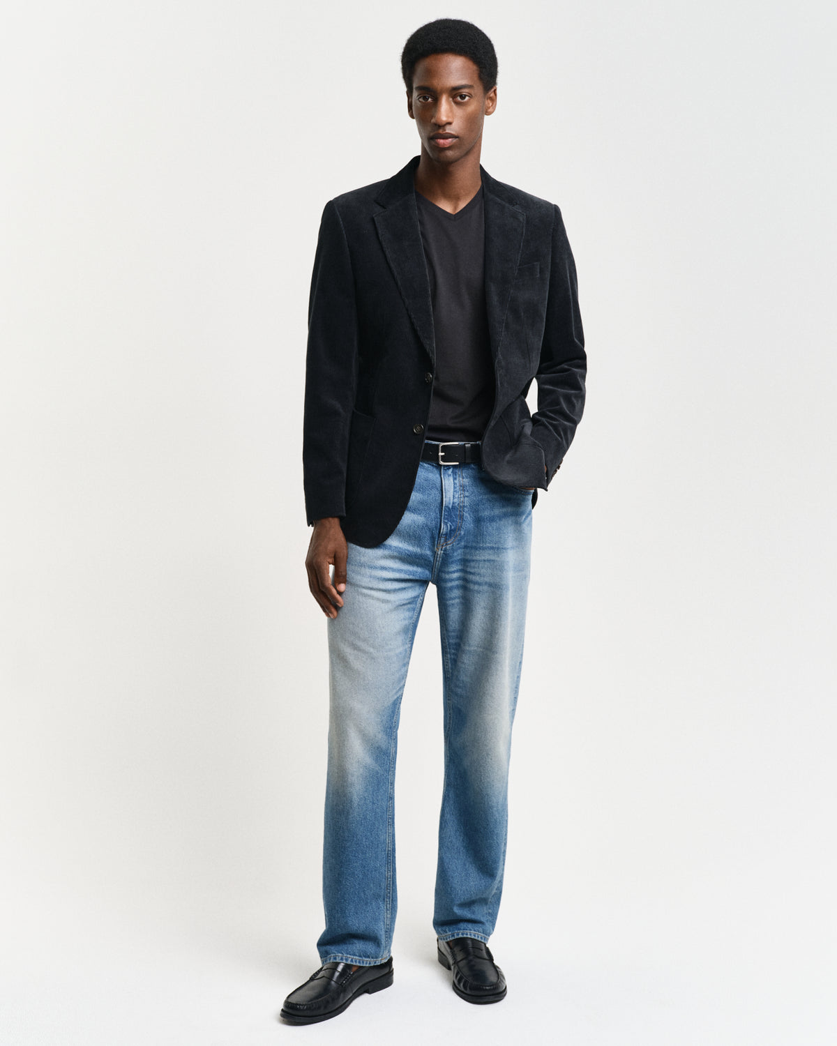 BLACK, SLIM SHIELD V-NECK T-SHIRT BY GANT AU.