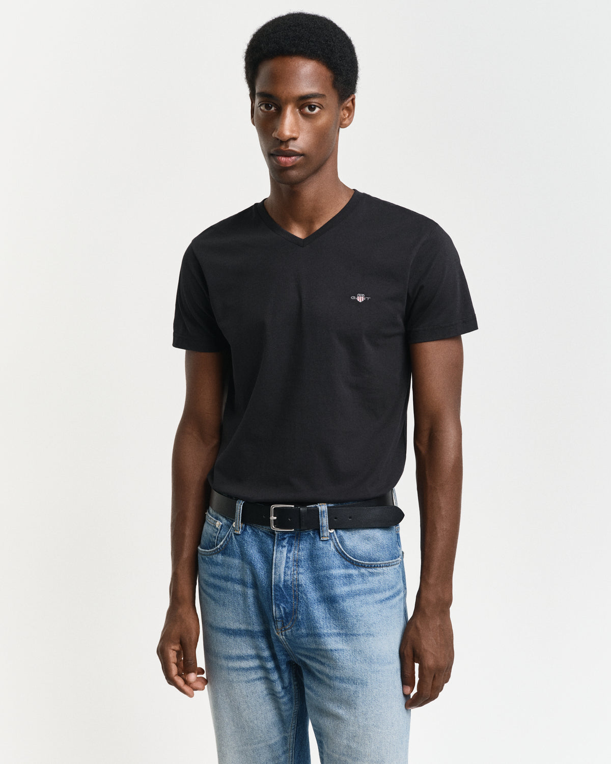 BLACK, SLIM SHIELD V-NECK T-SHIRT, FRONT-VIEW BY GANT AU.