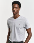 GREY MELANGE, SLIM SHIELD V-NECK T-SHIRT, CLOSE-UP BY GANT AU.