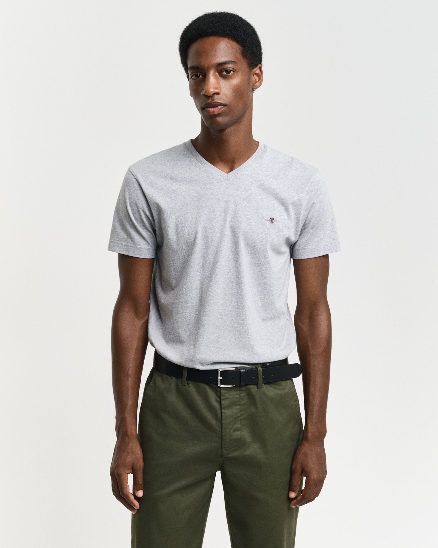 GREY MELANGE, SLIM SHIELD V-NECK T-SHIRT, FRONT-VIEW BY GANT AU.