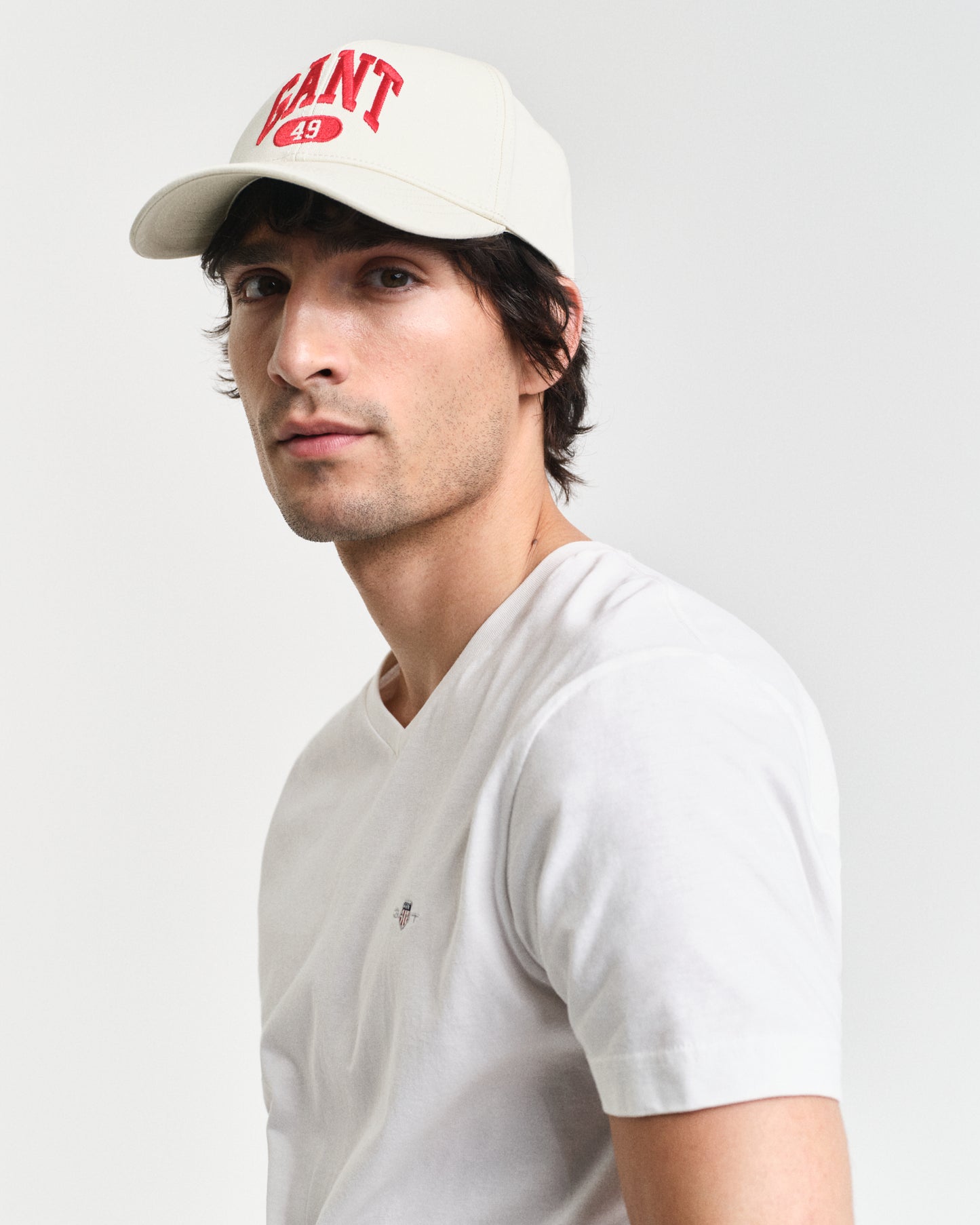 WHITE, SLIM SHIELD V-NECK T-SHIRT, CLOSE-UP BY GANT AU.