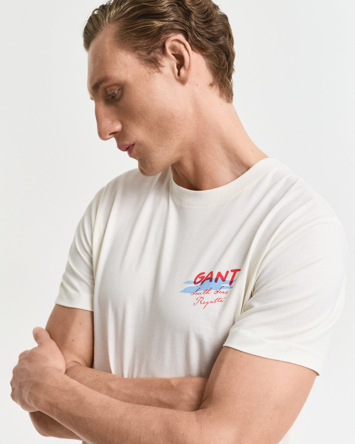 CREAM, PLACED GRAPHIC T-SHIRT, CLOSE-UP BY GANT AU.