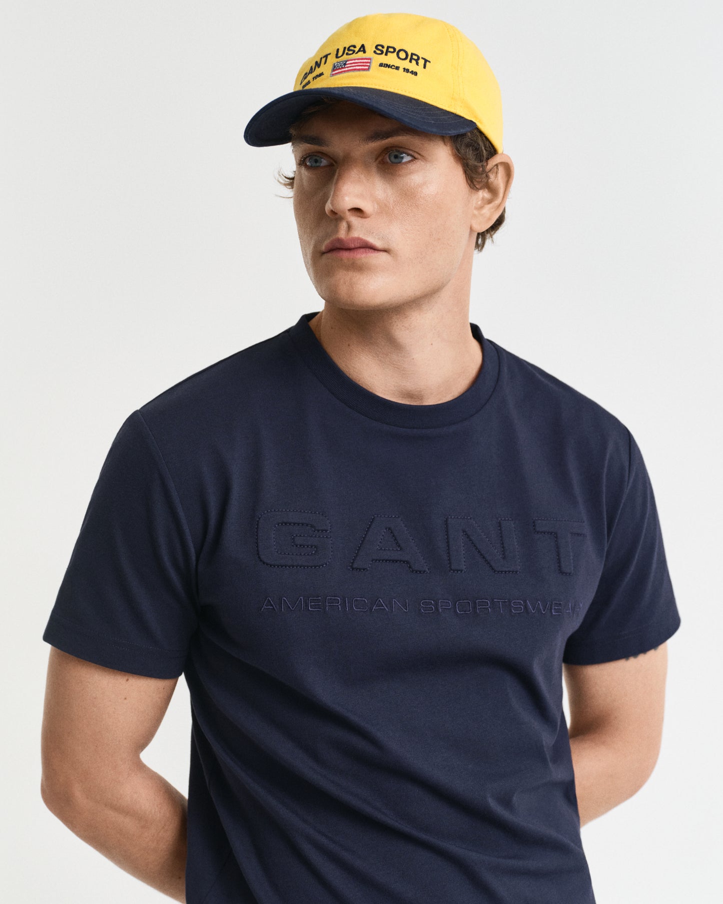 EVENING BLUE, EMBOSSED SS T-SHIRT, CLOSE-UP BY GANT AU.