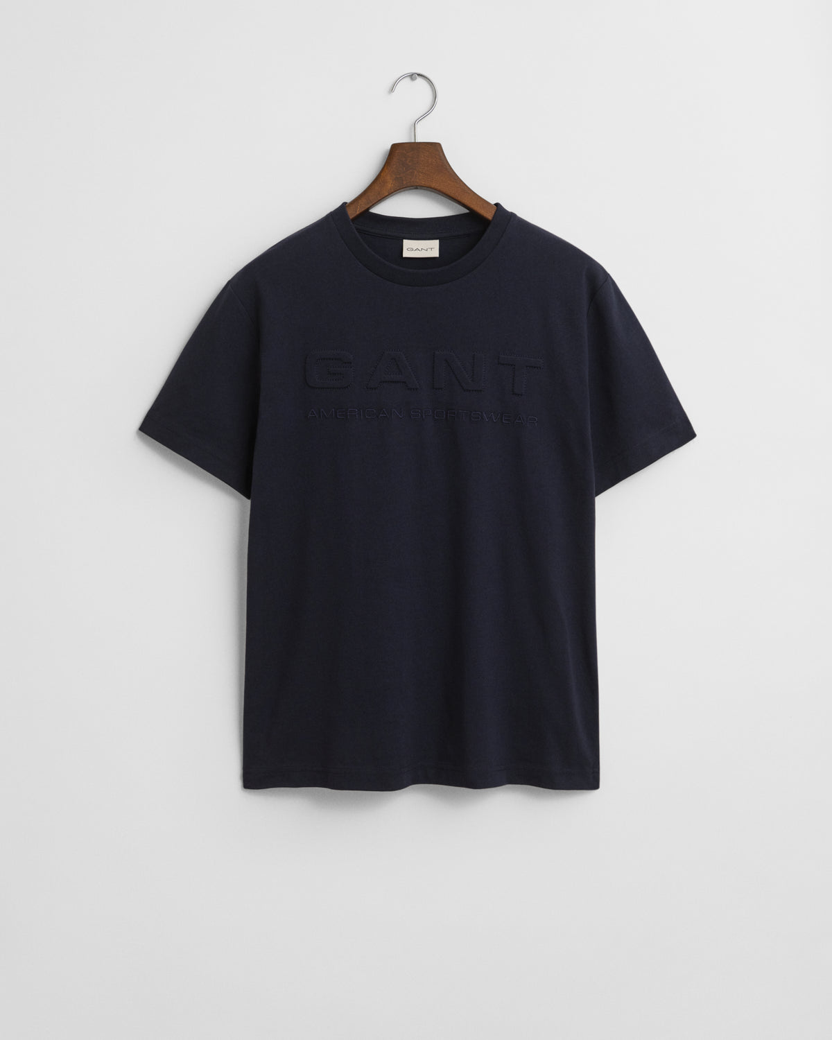 EVENING BLUE, EMBOSSED SS T-SHIRT, FLAT-LAY BY GANT AU.