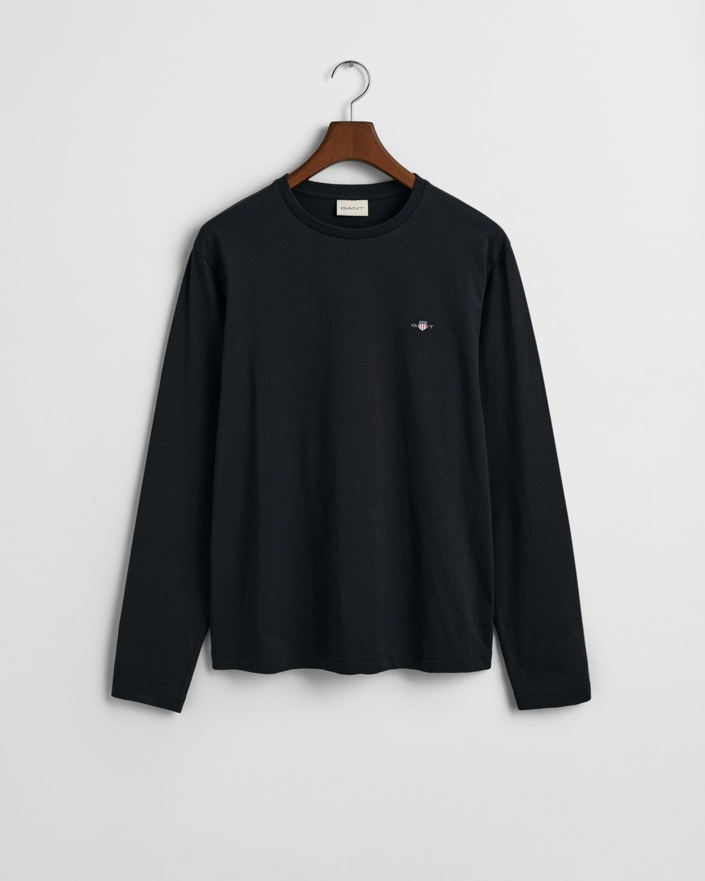 BLACK, REG SHIELD LS T-SHIRT, FLAT-LAY BY GANT AU.