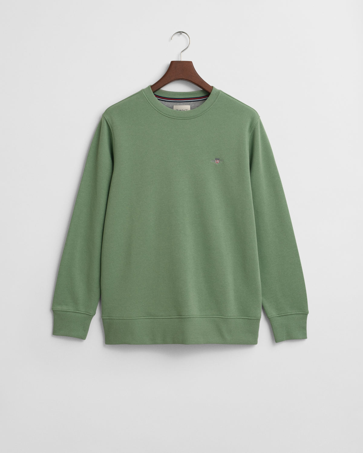 KALAMATA GREEN, REG SHIELD C-NECK SWEAT, FLAT-LAY BY GANT AU.