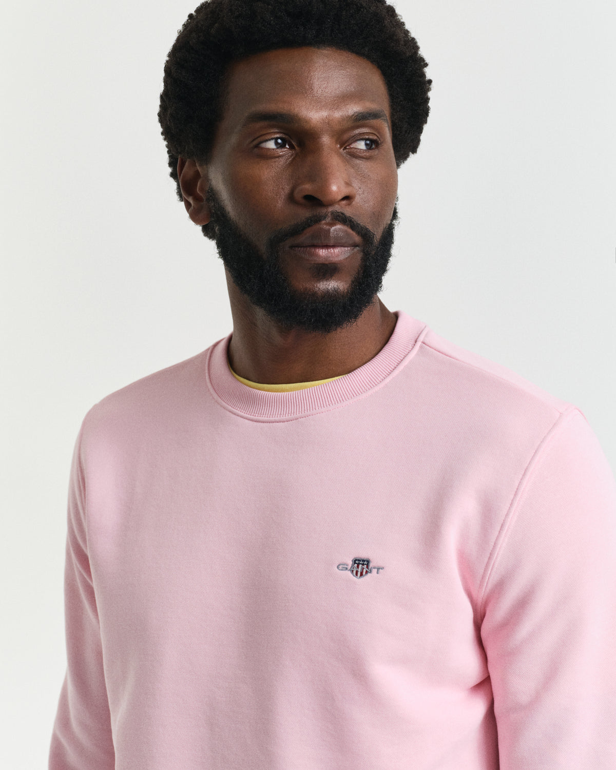 CALIFORNIA PINK, REG SHIELD C-NECK SWEAT, CLOSE-UP BY GANT AU.