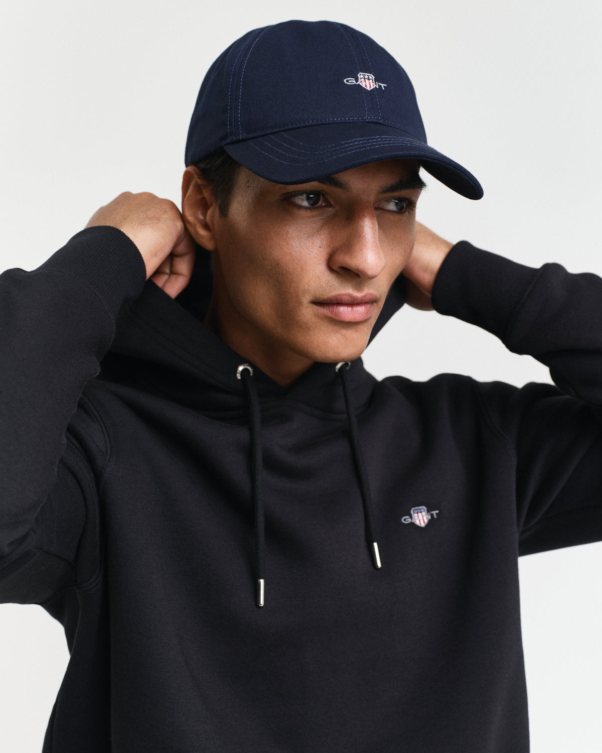 BLACK, REG SHIELD HOODIE, CLOSE-UP BY GANT AU.
