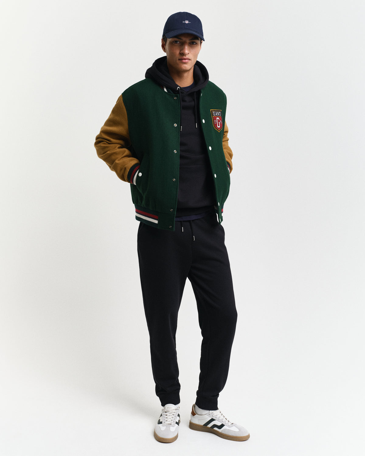 BLACK, REG SHIELD HOODIE BY GANT AU.