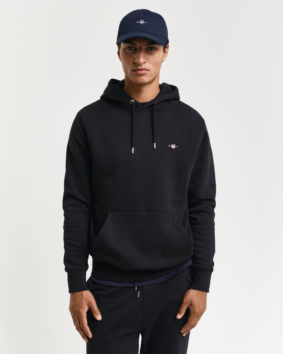 BLACK, REG SHIELD HOODIE, FRONT-VIEW BY GANT AU.