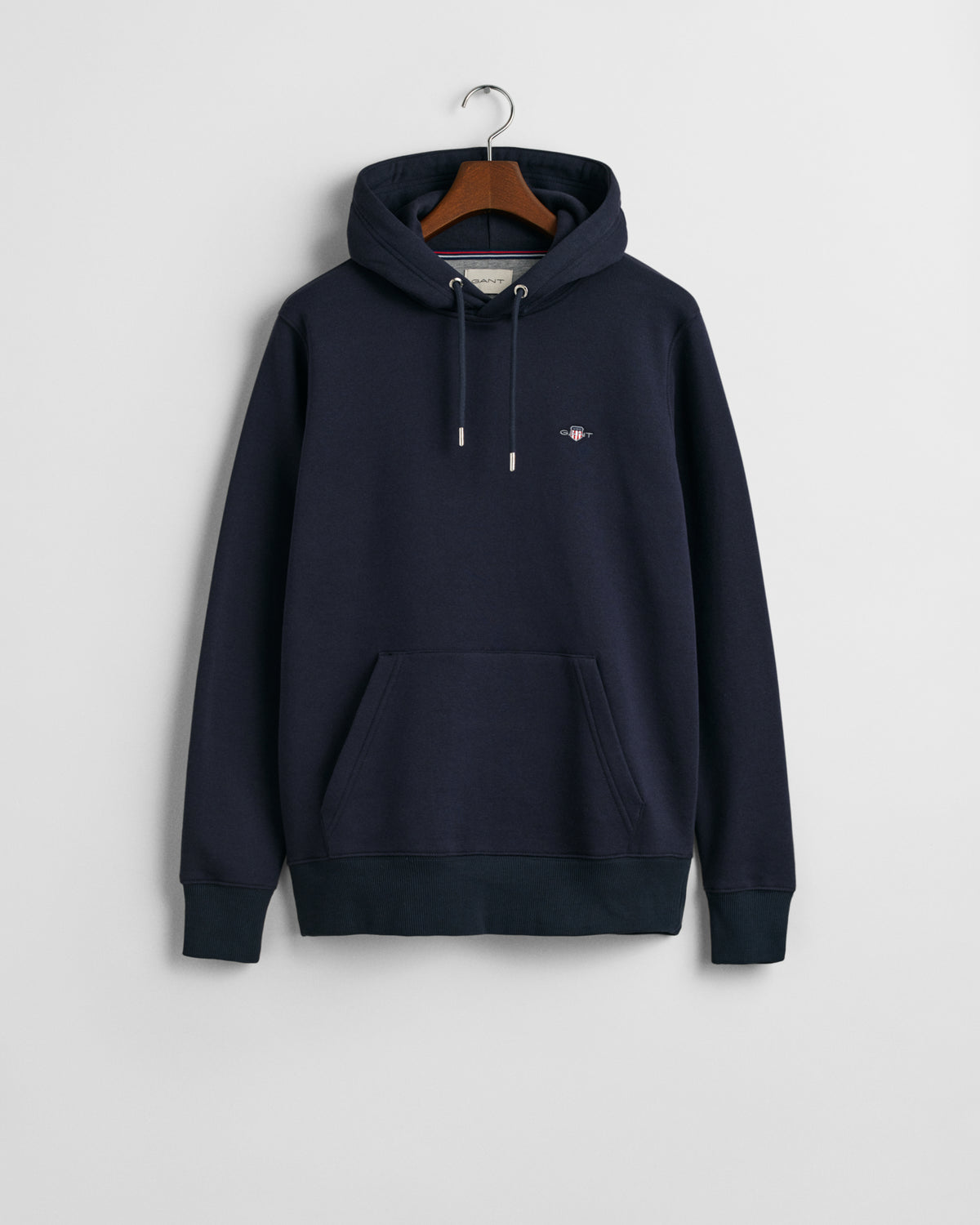 EVENING BLUE, REG SHIELD HOODIE, FLAT-LAY BY GANT AU.