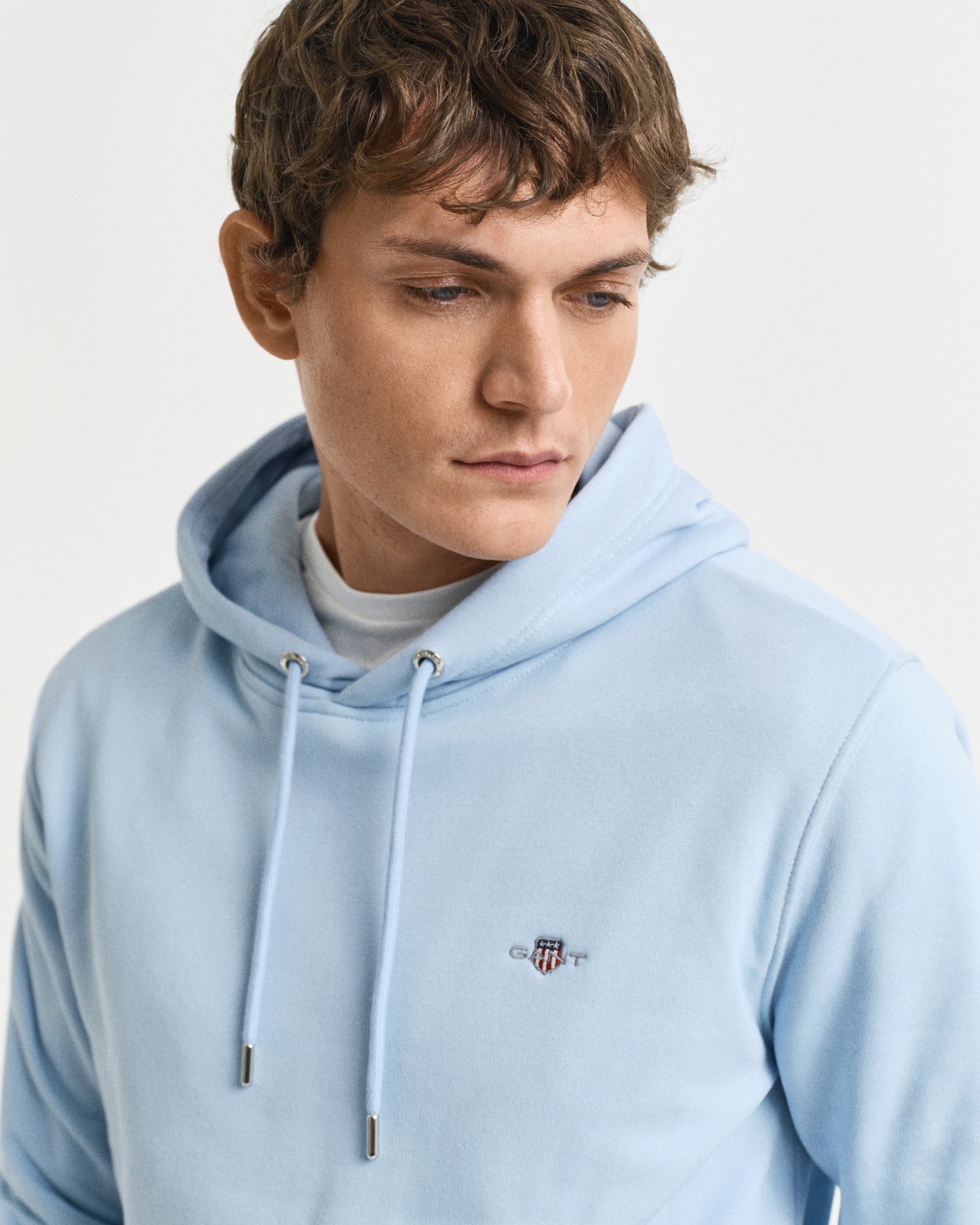 FRESH BLUE, REG SHIELD HOODIE, CLOSE-UP BY GANT AU.