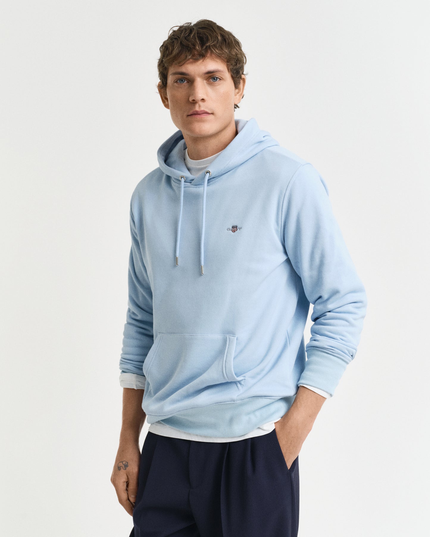 FRESH BLUE, REG SHIELD HOODIE, FRONT-VIEW BY GANT AU.