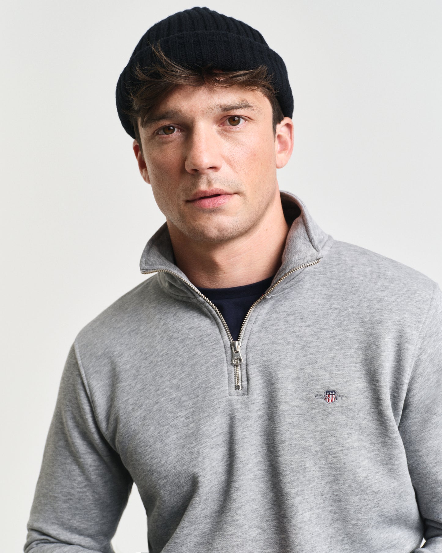 GREY MELANGE, REG SHIELD HALF ZIP SWEAT, CLOSE-UP BY GANT AU.
