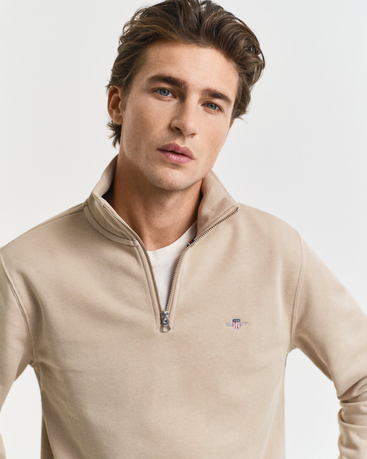 DRY SAND, REG SHIELD HALF ZIP SWEAT, CLOSE-UP BY GANT AU.
