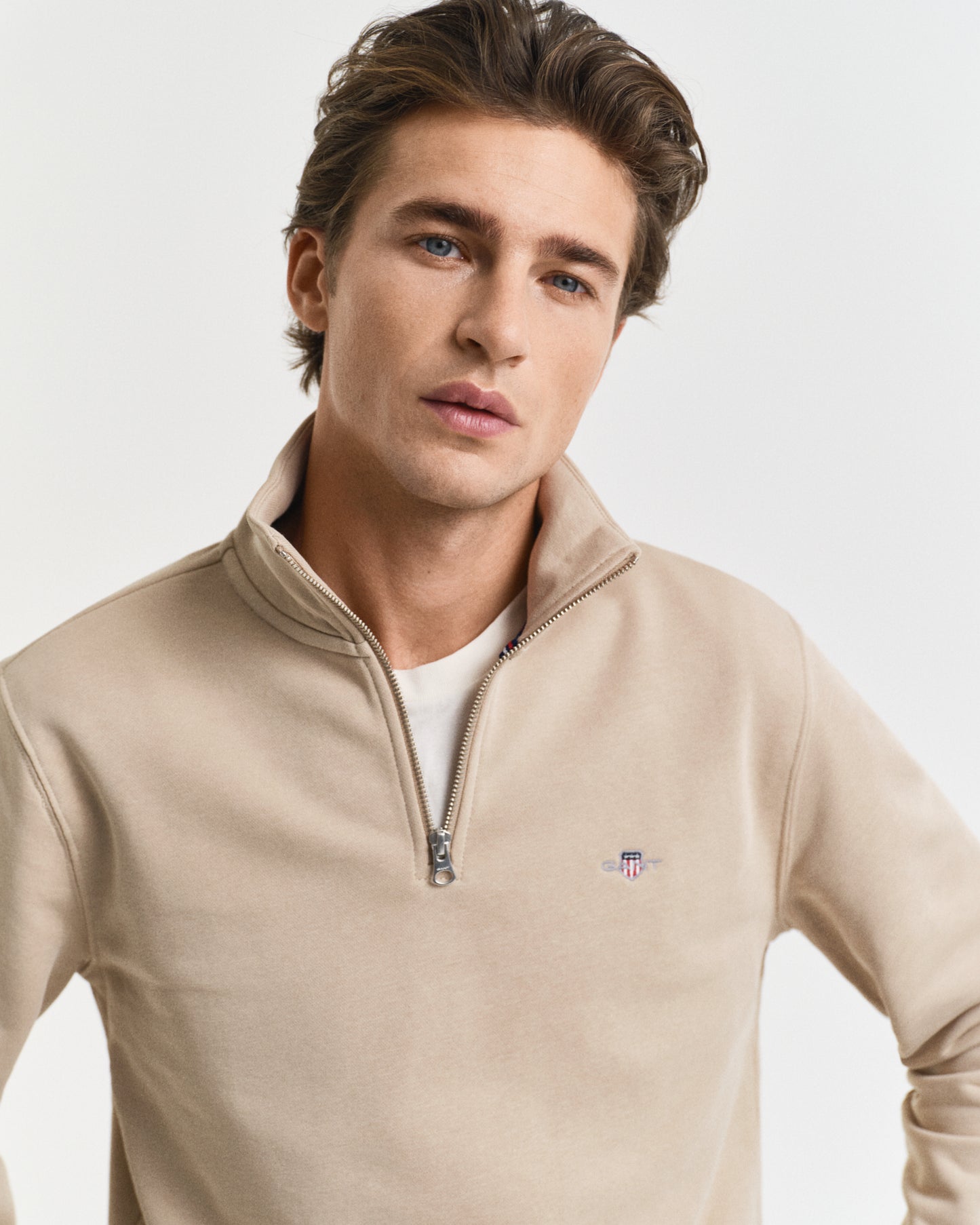 DRY SAND, REG SHIELD HALF ZIP SWEAT, CLOSE-UP BY GANT AU.