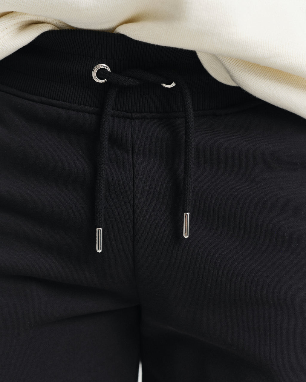 BLACK, REG SHIELD SWEAT SHORTS, CLOSE-UP BY GANT AU.