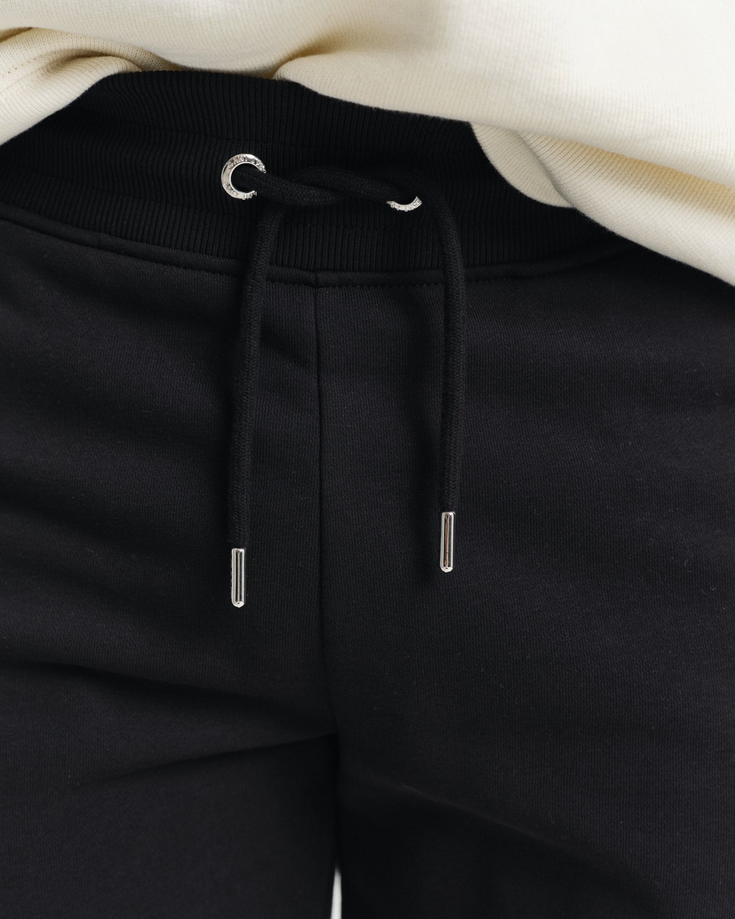 BLACK, REG SHIELD SWEAT SHORTS, CLOSE-UP BY GANT AU.