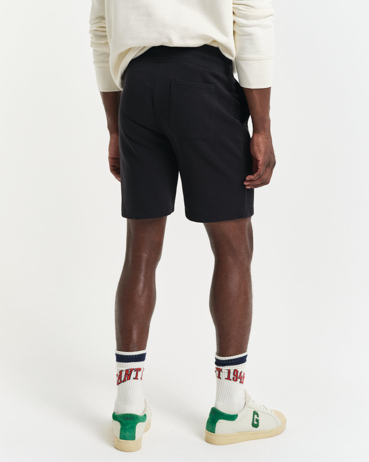 BLACK, REG SHIELD SWEAT SHORTS, BACK-VIEW BY GANT AU.