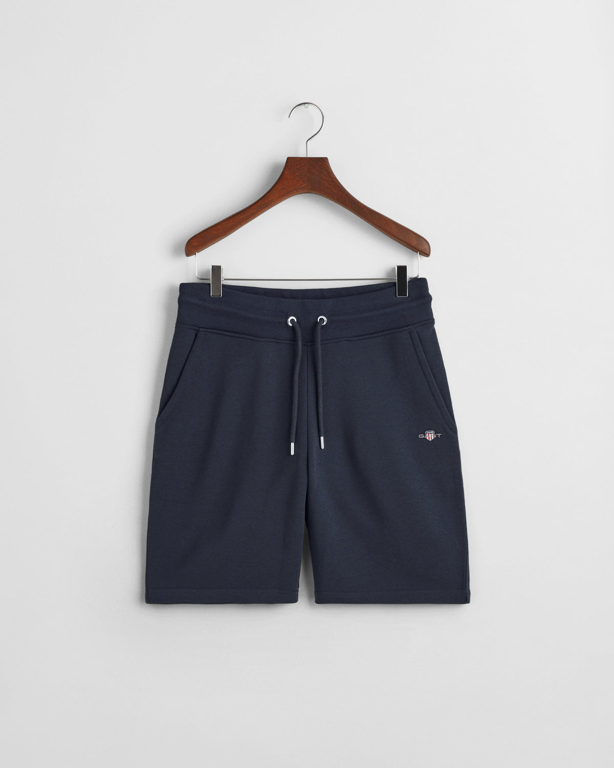 EVENING BLUE, REG SHIELD SWEAT SHORTS, FLAT-LAY BY GANT AU.