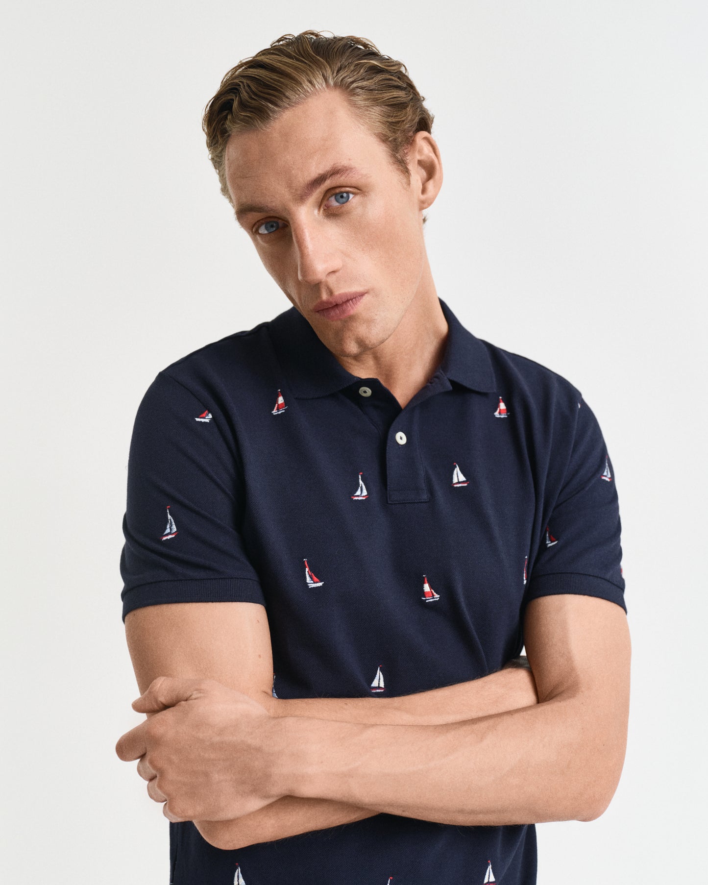 EVENING BLUE, EMBROIDERED GRAPHIC POLO, CLOSE-UP BY GANT AU.