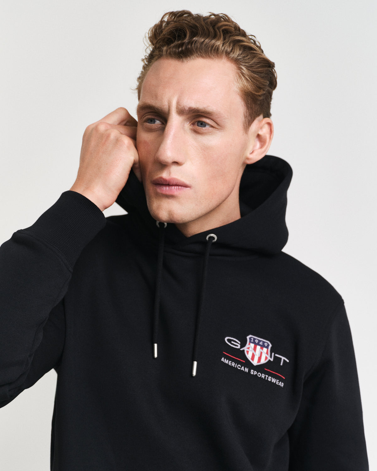 BLACK, REG MEDIUM ARCHIVE SHIELD HOODIE, CLOSE-UP BY GANT AU.
