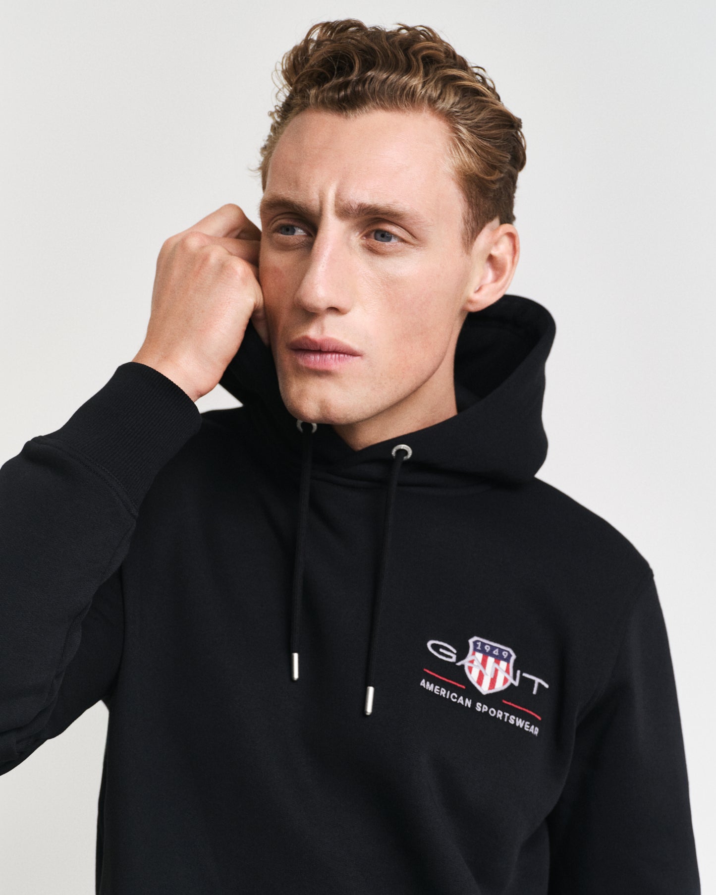 BLACK, REG MEDIUM ARCHIVE SHIELD HOODIE, CLOSE-UP BY GANT AU.