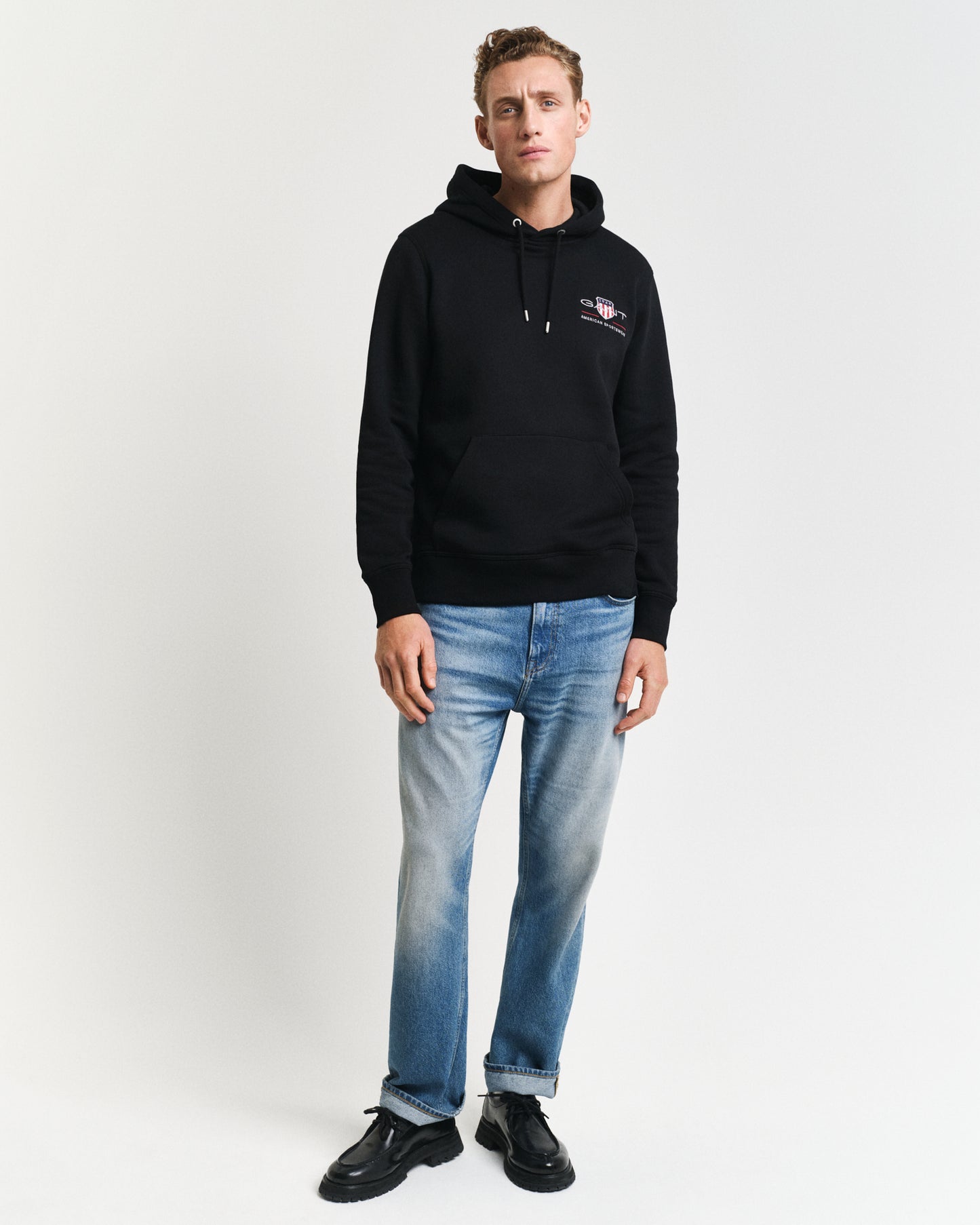BLACK, REG MEDIUM ARCHIVE SHIELD HOODIE BY GANT AU.
