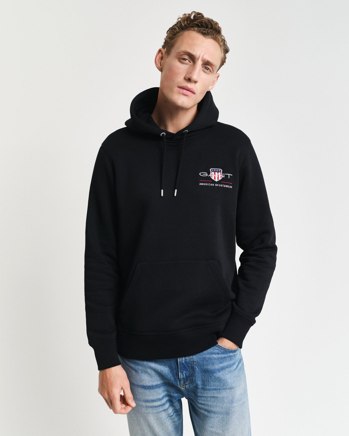 BLACK, REG MEDIUM ARCHIVE SHIELD HOODIE, FRONT-VIEW BY GANT AU.
