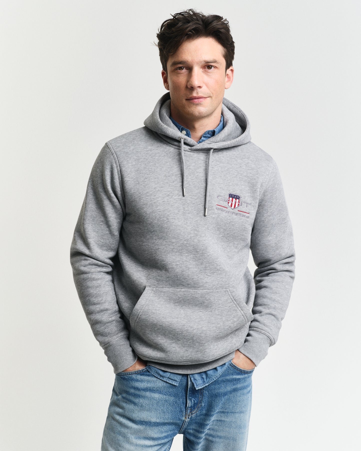 GREY MELANGE, REG MEDIUM ARCHIVE SHIELD HOODIE, FRONT-VIEW BY GANT AU.