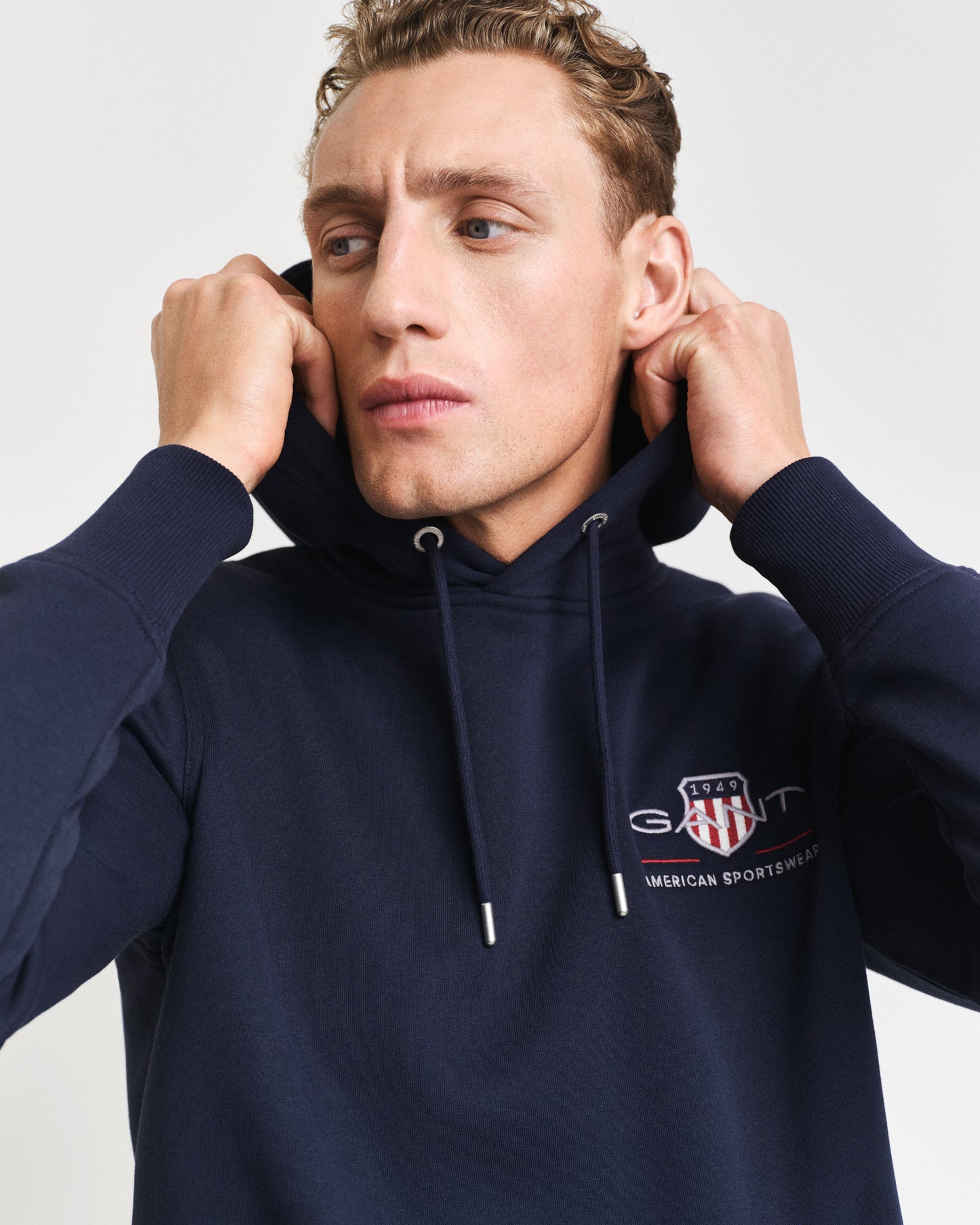 EVENING BLUE, REG MEDIUM ARCHIVE SHIELD HOODIE, CLOSE-UP BY GANT AU.
