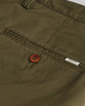 JUNIPER GREEN, SLIM TWILL SHORTS, CLOSE-UP BY GANT AU.