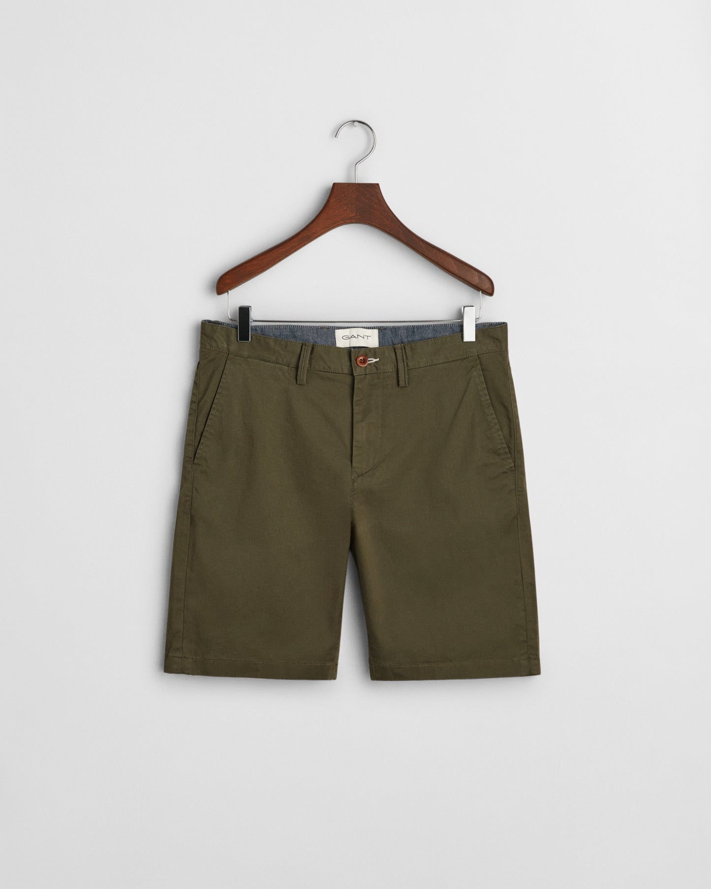 JUNIPER GREEN, SLIM TWILL SHORTS BY GANT AU.