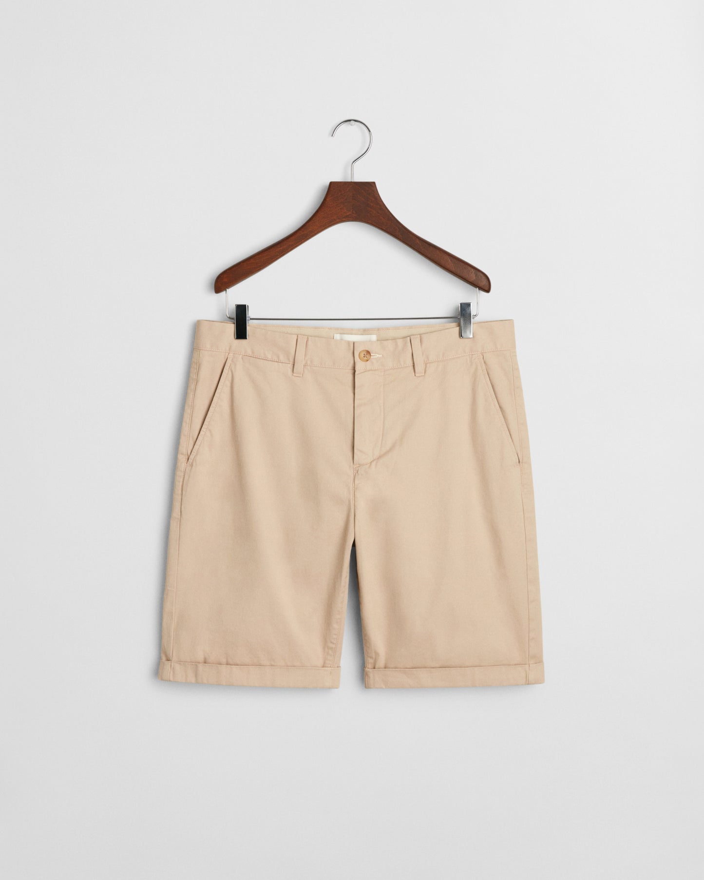 DRY SAND, REG SUNFADED CHINO SHORTS, FLAT-LAY BY GANT AU.