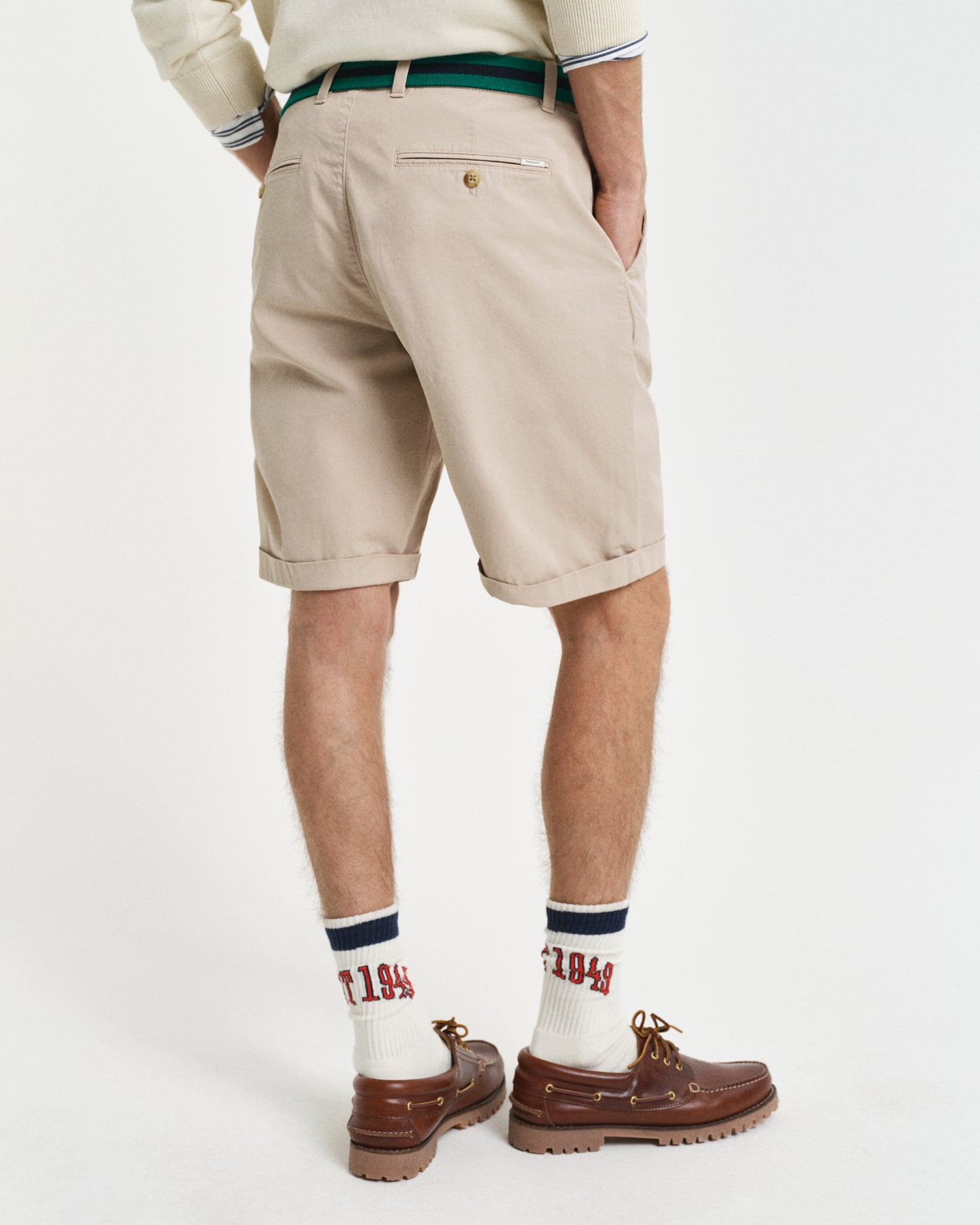 DRY SAND, REG SUNFADED CHINO SHORTS, BACK-VIEW BY GANT AU.