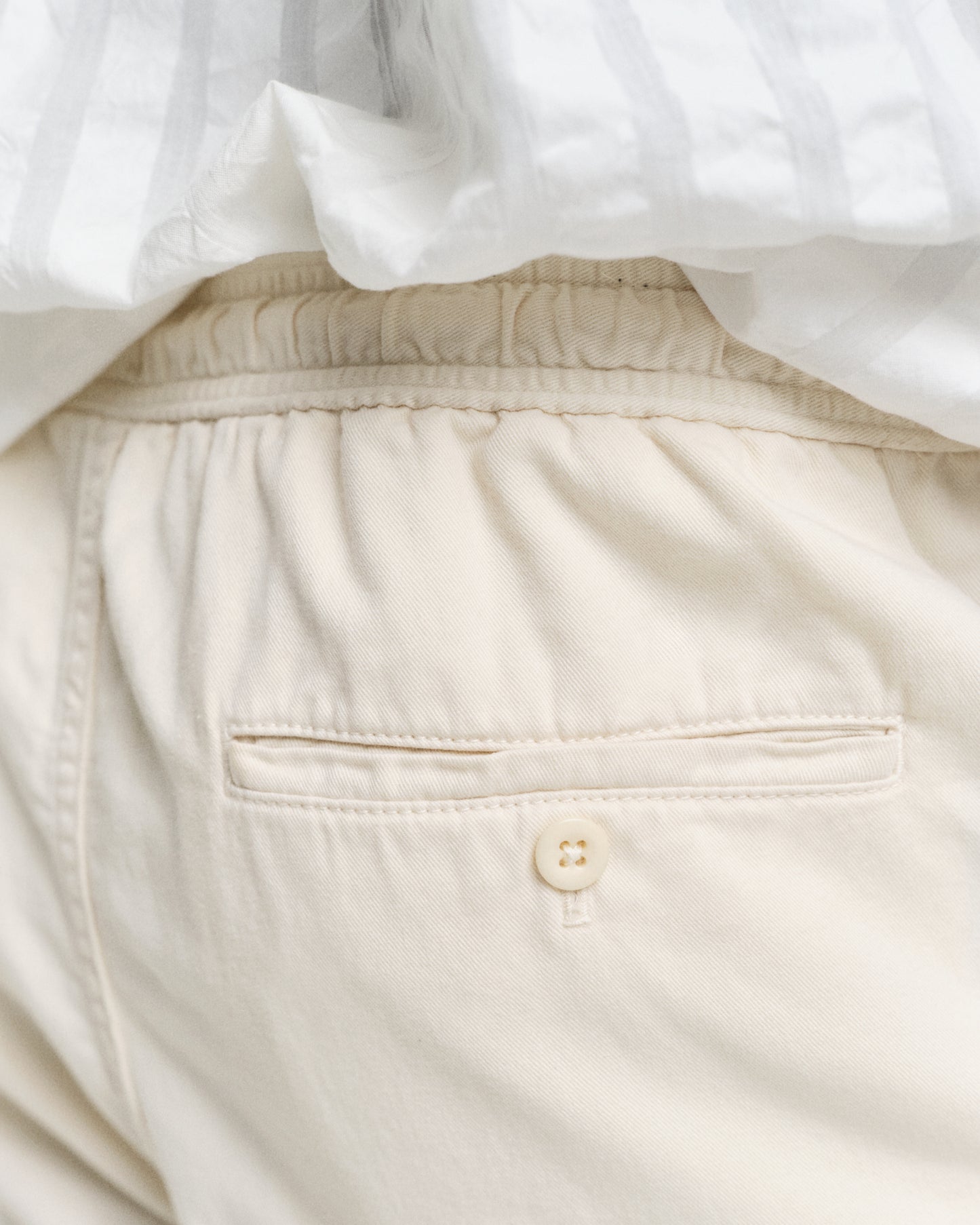 MODEL WEARING REG SUNFADED DS SHORTS