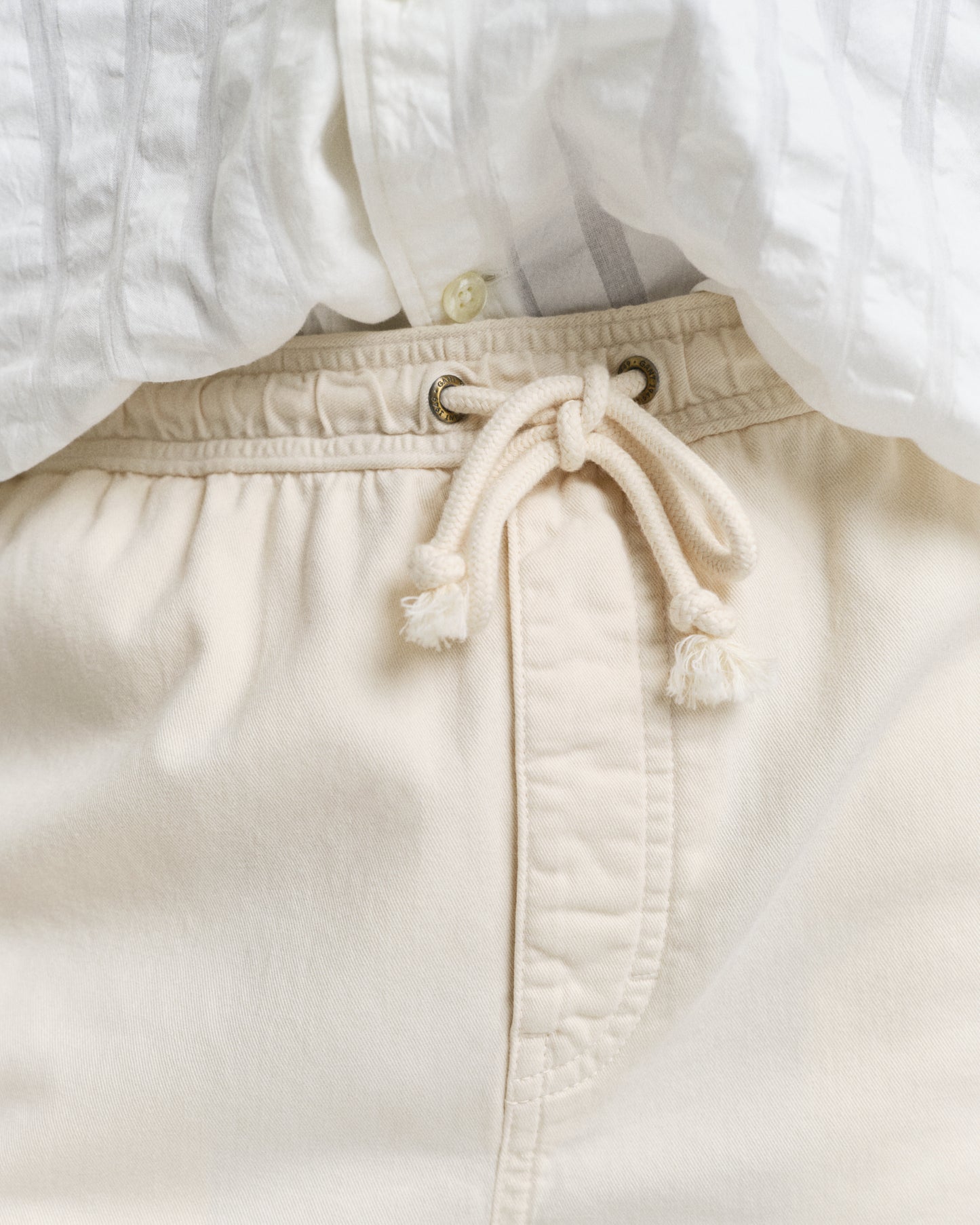 CREAM, REG SUNFADED DS SHORTS, CLOSE-UP BY GANT AU.