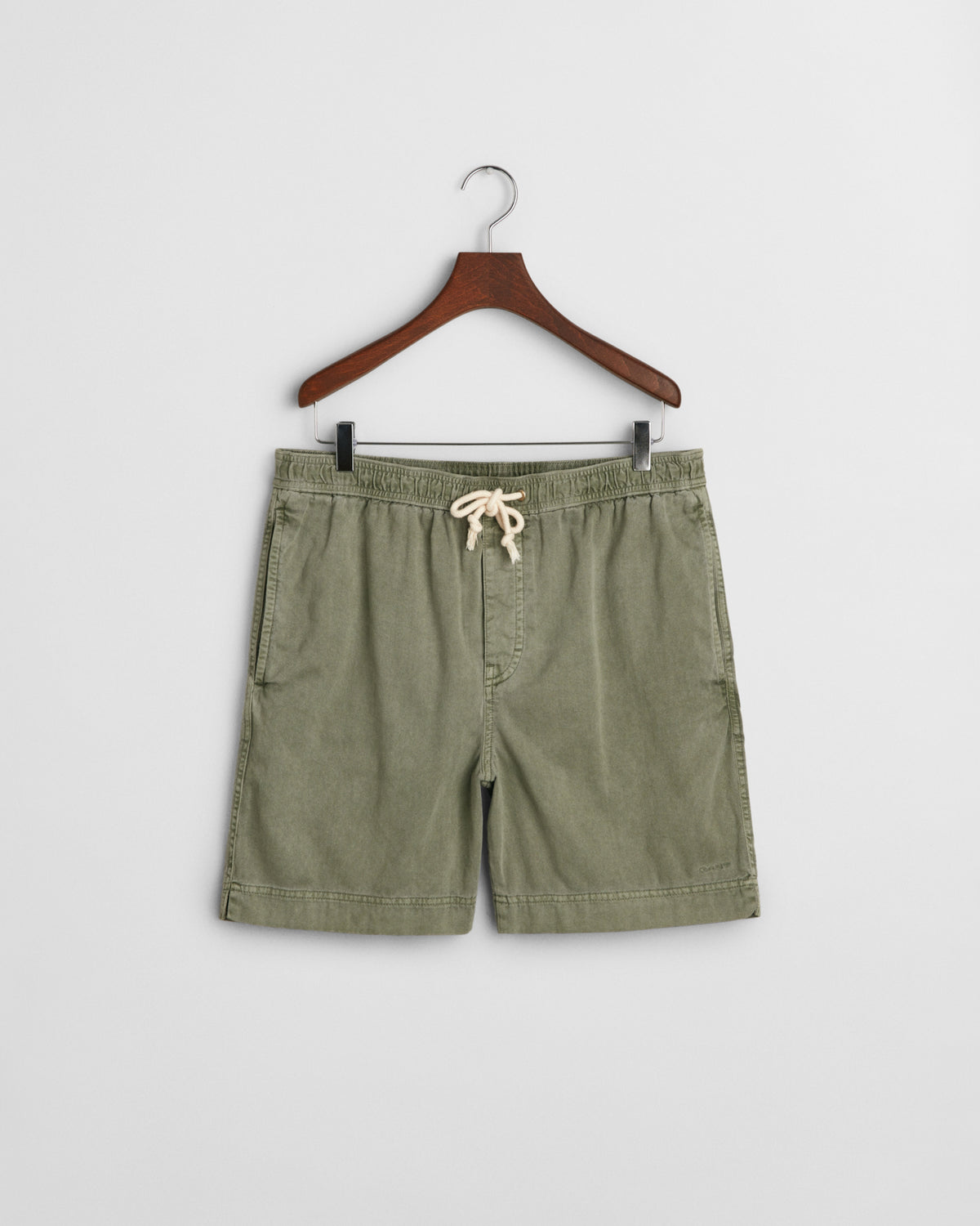 KALAMATA GREEN, REG SUNFADED DS SHORTS, FLAT-LAY BY GANT AU.