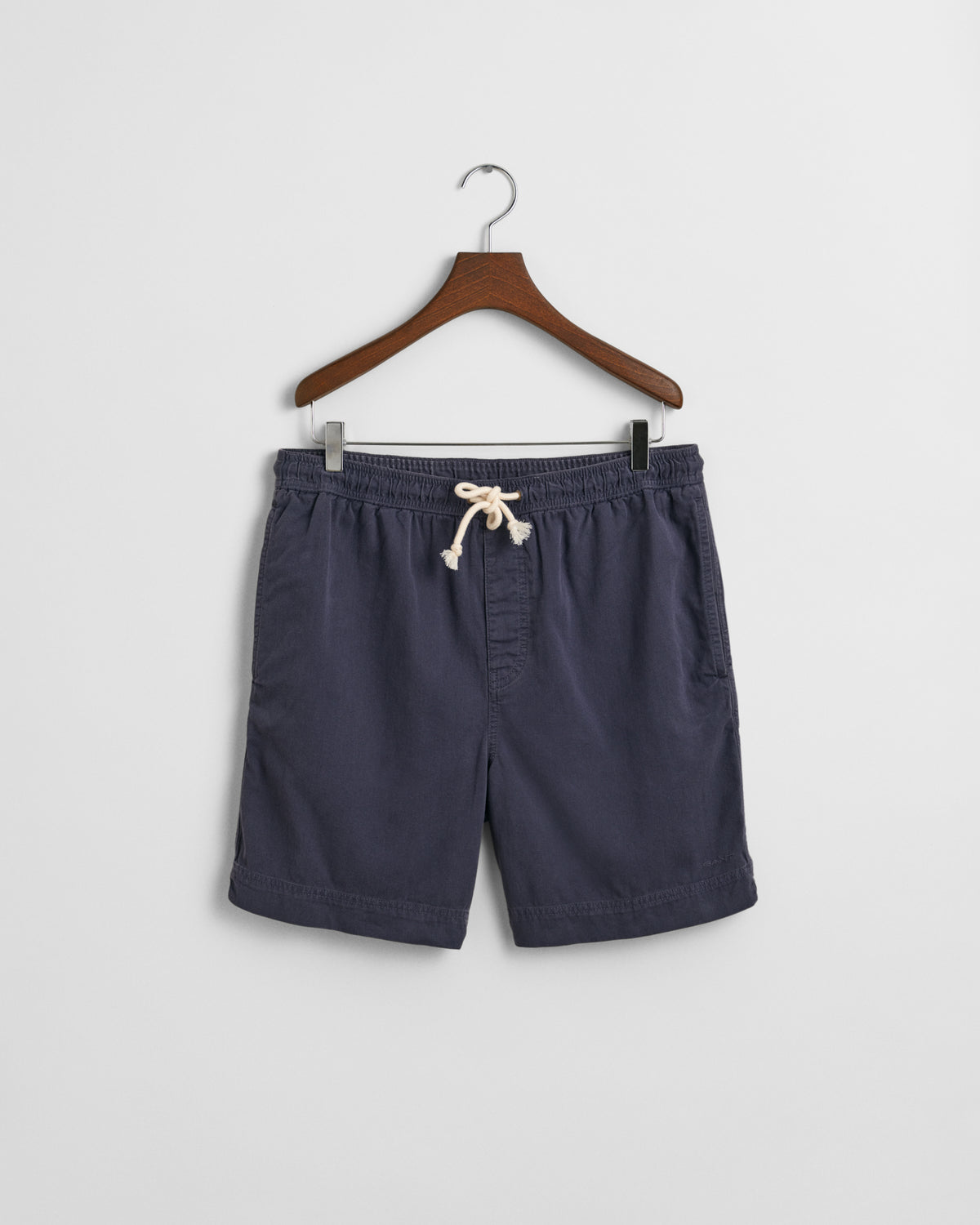 EVENING BLUE, REG SUNFADED DS SHORTS, FLAT-LAY BY GANT AU.