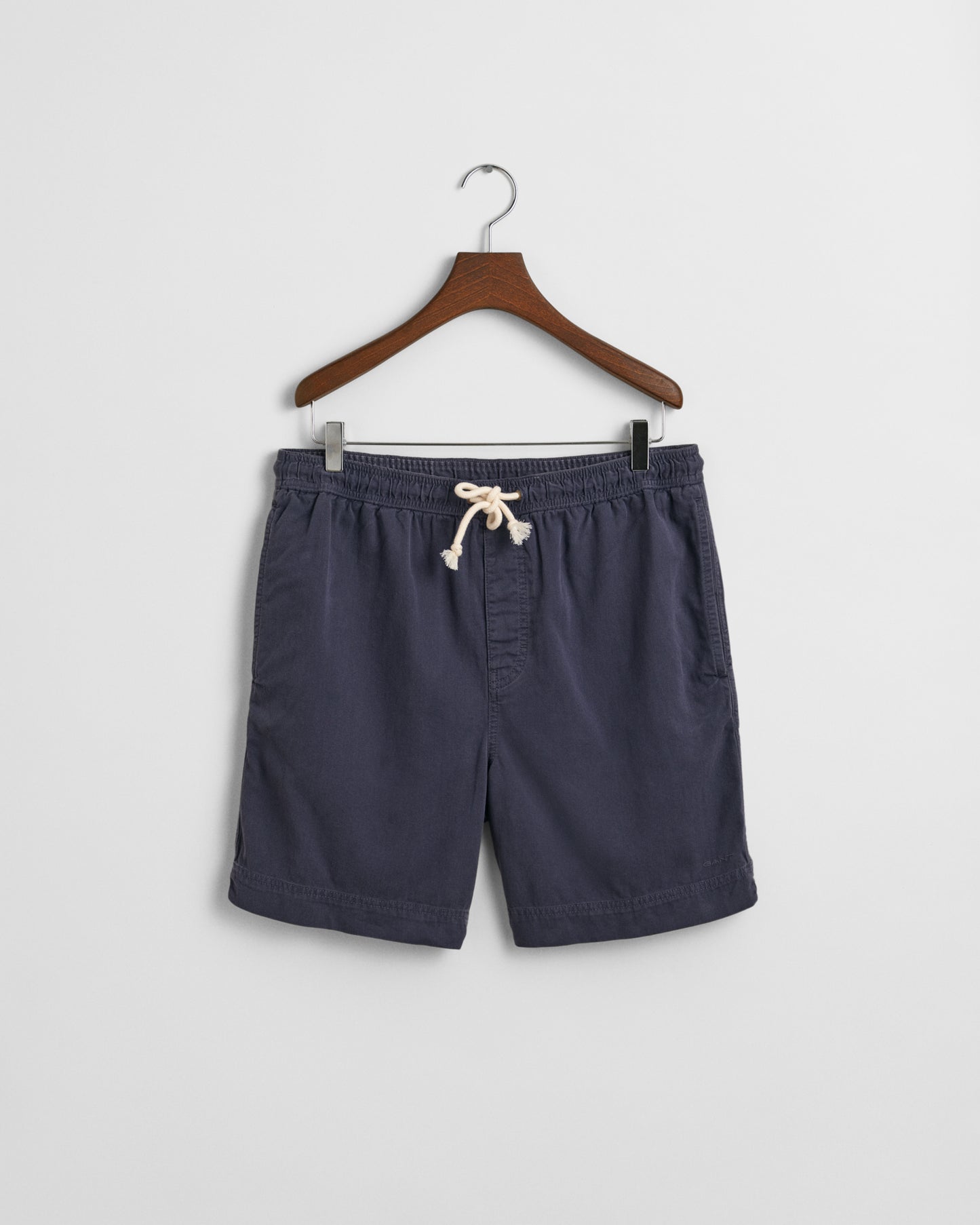 EVENING BLUE, REG SUNFADED DS SHORTS, FLAT-LAY BY GANT AU.