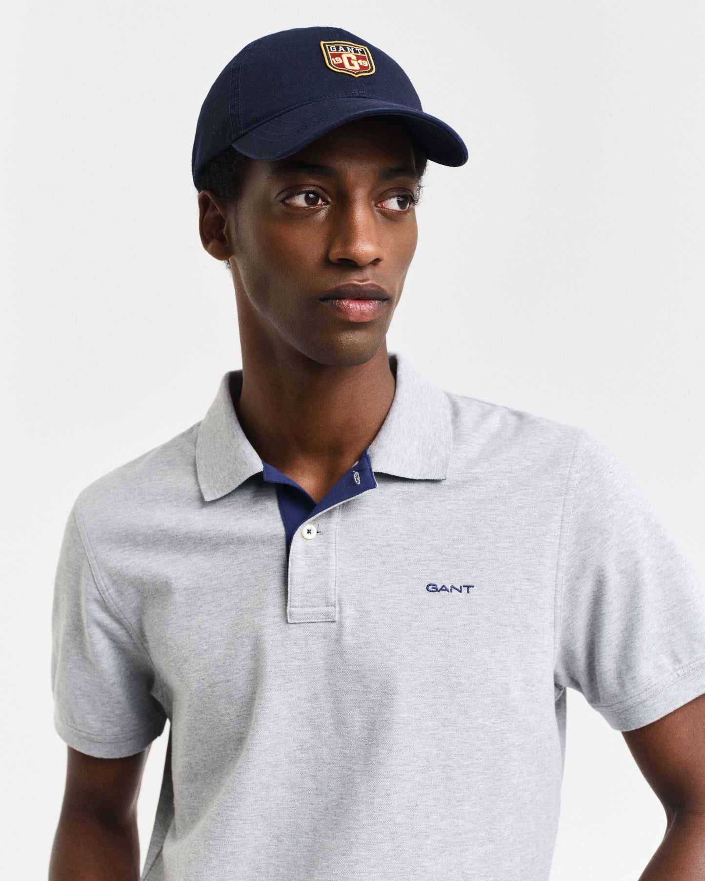 GREY MELANGE, REG CONTRAST PIQUE SS POLO, CLOSE-UP BY GANT AU.