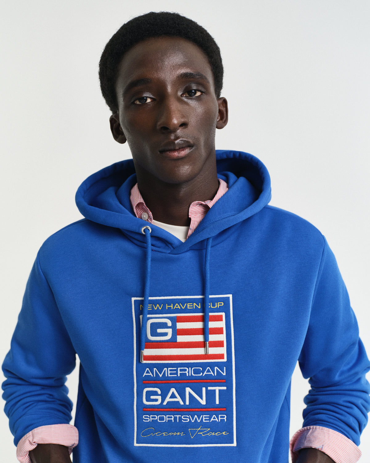 LAPIS BLUE, GRAPHIC SWEAT HOODIE, CLOSE-UP BY GANT AU.