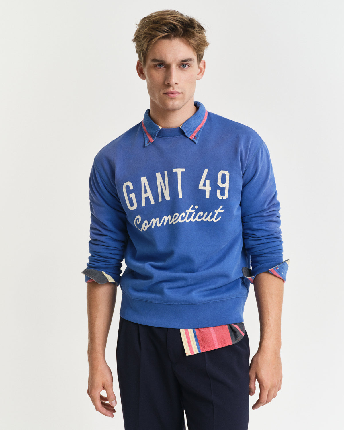 RICH BLUE, GRAPHIC SWEAT C-NECK, FRONT-VIEW BY GANT AU.