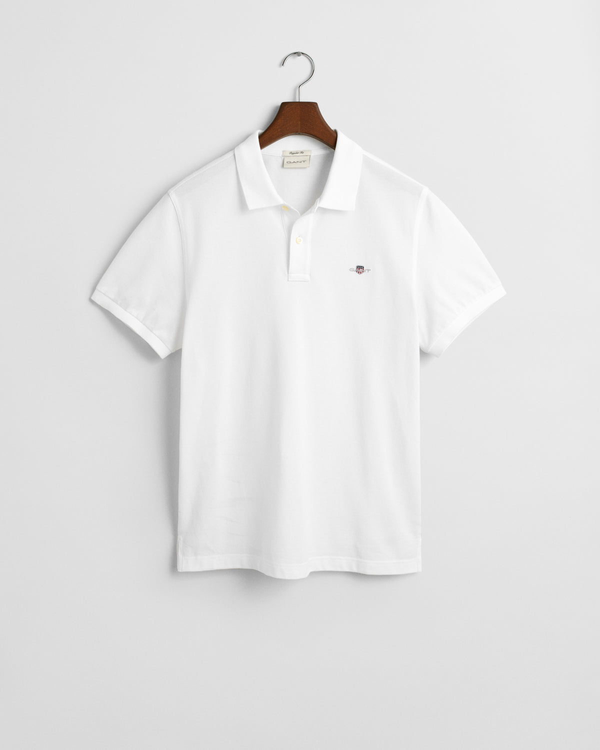 WHITE, REG SHIELD SS PIQUE POLO, FLAT-LAY BY GANT AU.