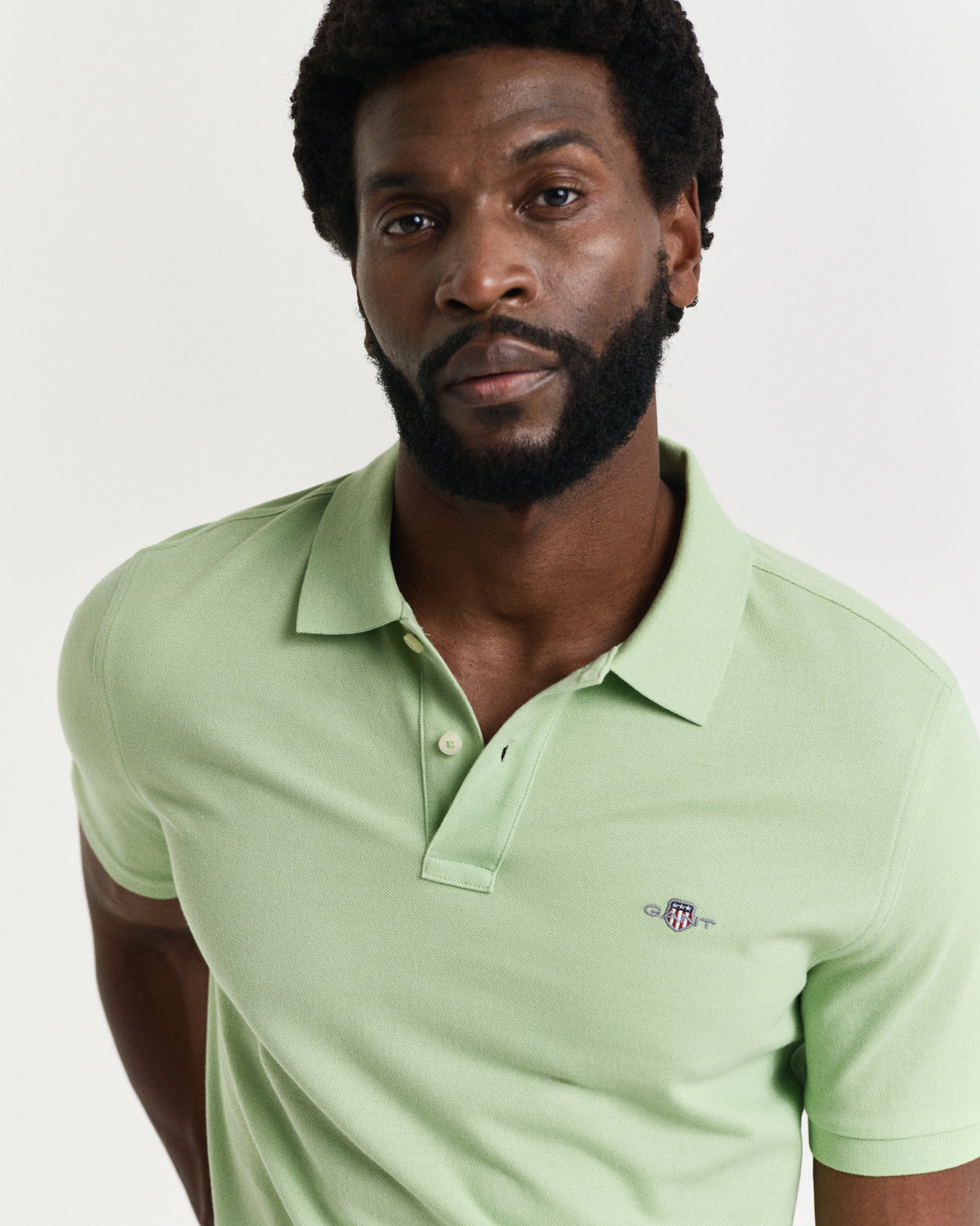 APPLE GREEN, REG SHIELD SS PIQUE POLO, CLOSE-UP BY GANT AU.