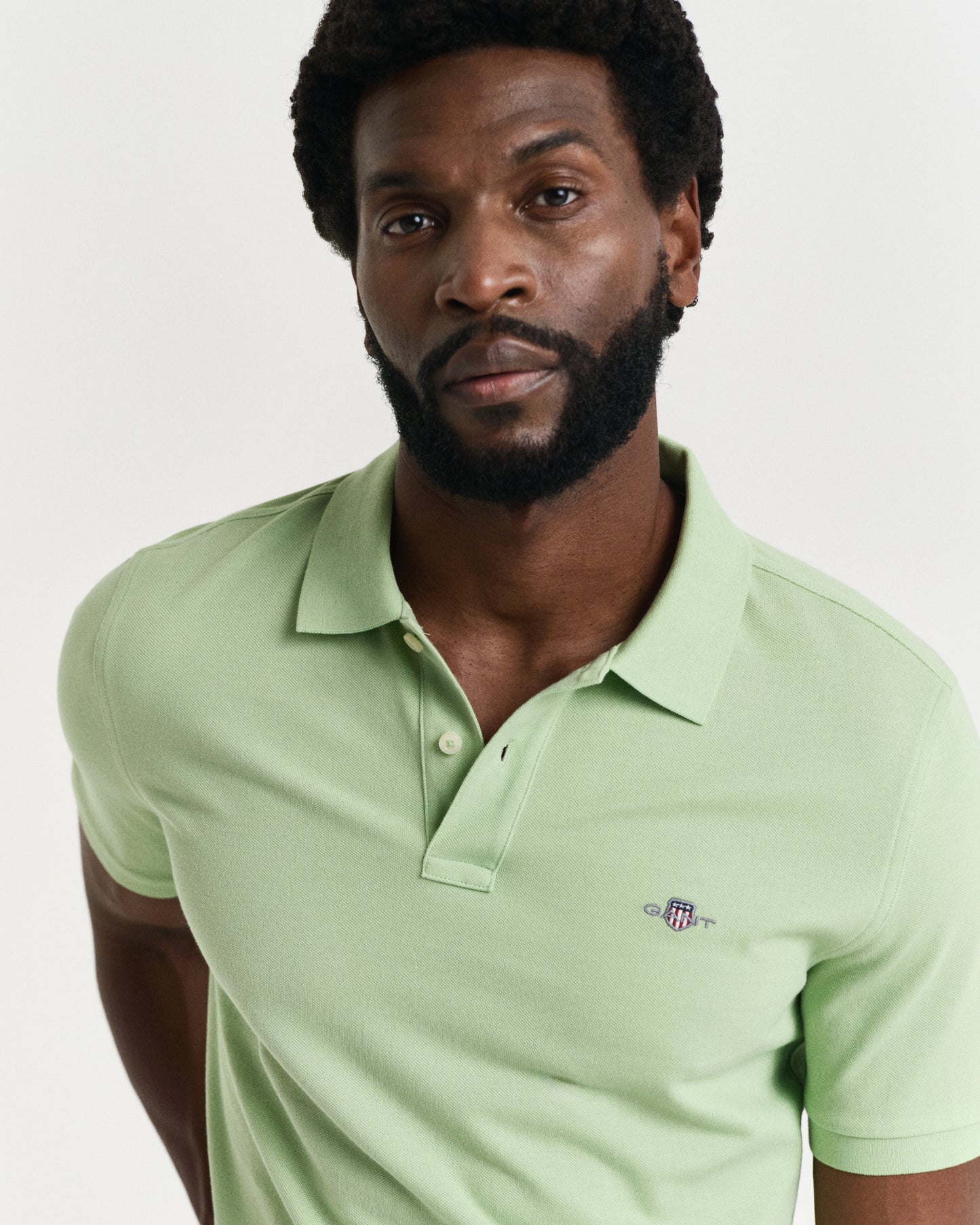 APPLE GREEN, REG SHIELD SS PIQUE POLO, CLOSE-UP BY GANT AU.